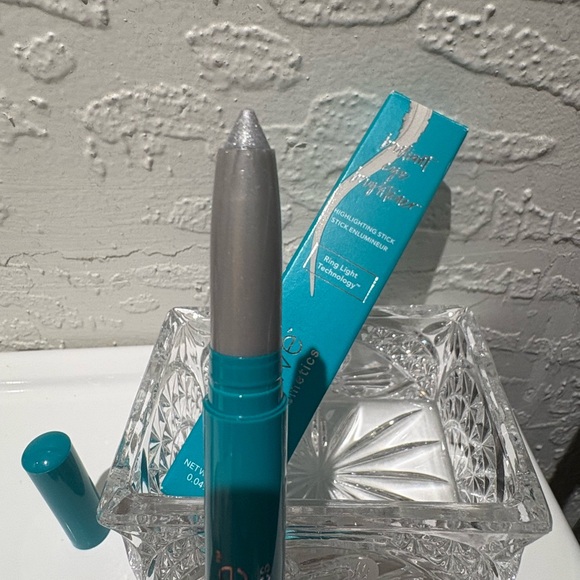 Thrive Causemetics Highlighting Stick - Racquel - Picture 3 of 6